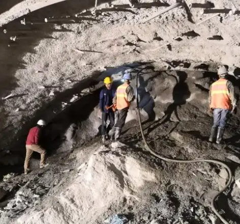 布尔津拱顶带模注浆料的施工流程及注意事项